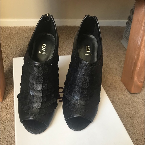 Fun Ruffle Detail Heels 🌼 - Picture 2 of 4